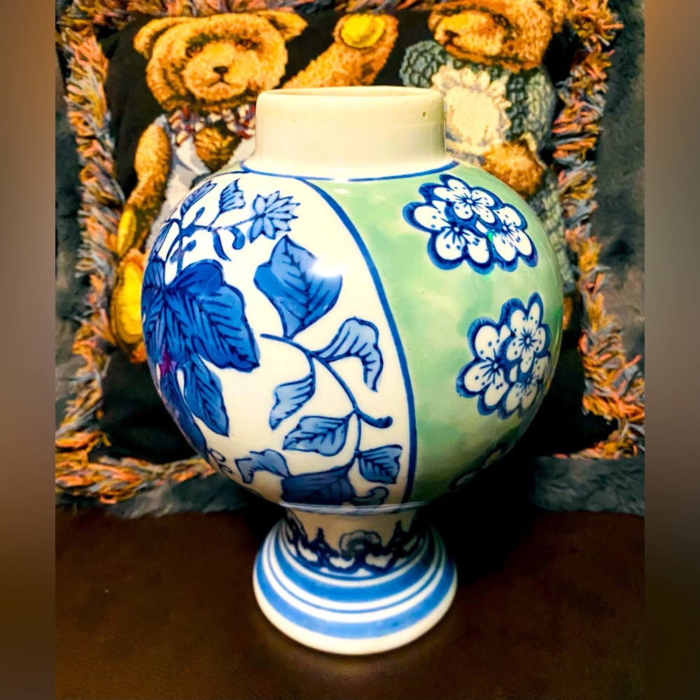 BLUE/WHITE PORCELAIN TRADITIONAL CHINESE BONE VASE!